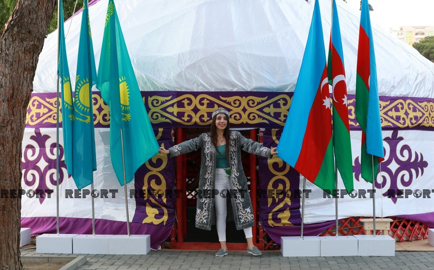 Бакинцы и гости города попробовали сегодня казахские баурсаки на Приморском бульваре 