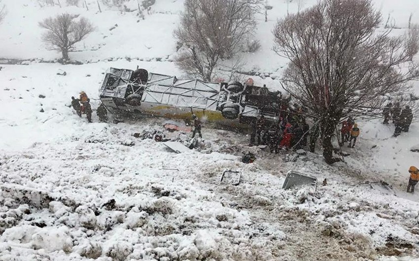6 killed, 20 injured in Turkish bus crash - PHOTO