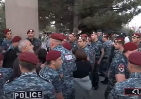 Полиция Армении разогнала протестующих родителей погибших военнослужащих