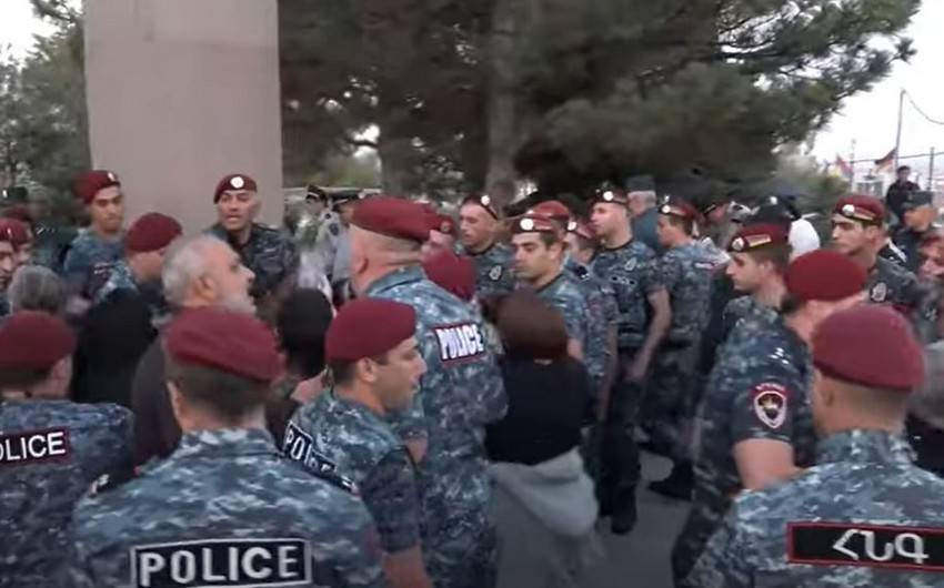 Полиция Армении разогнала протестующих родителей погибших военнослужащих