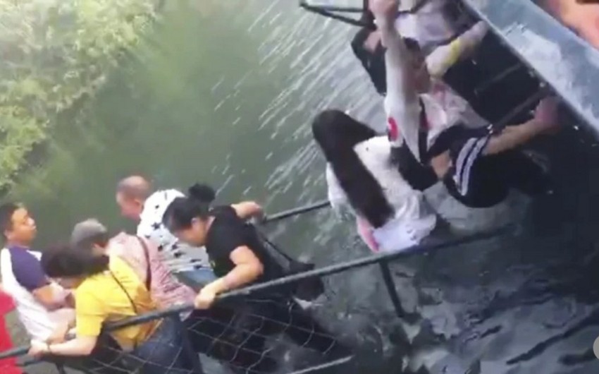 В Китае мост с туристами обрушился из-за селфи