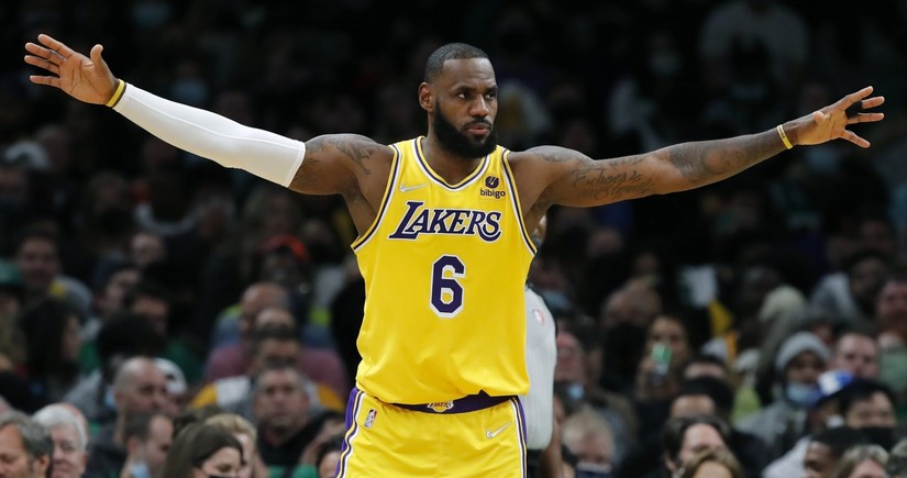 LeBron James makes NBA history in Kings-Lakers game