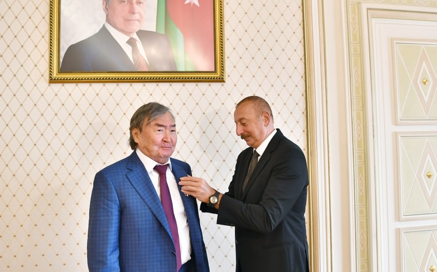 Ильхам Алиев вручил Олжасу Сулейменову орден "Шараф"