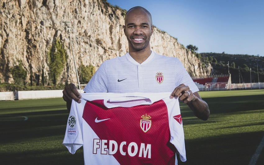 Monako klubu 37 yaşlı futbolçu transfer edib