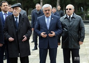 SOCAR officials visit grave of late minister Natig Aliyev