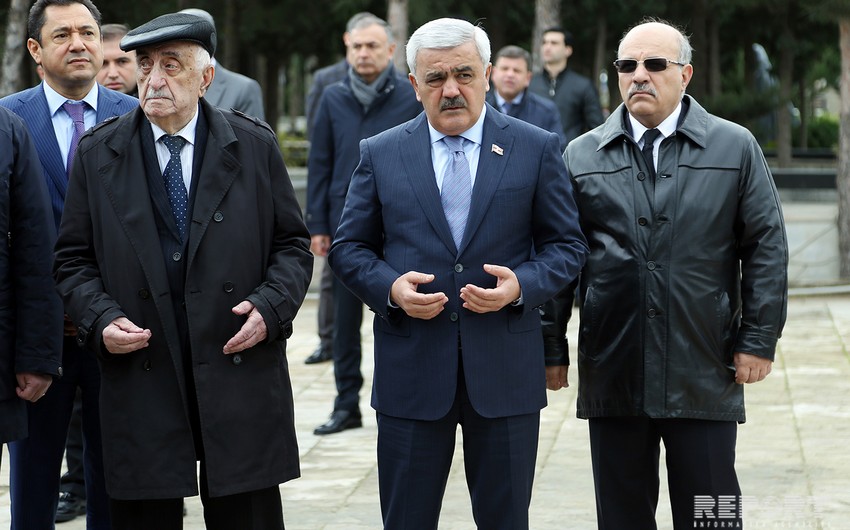 SOCAR officials visit grave of late minister Natig Aliyev