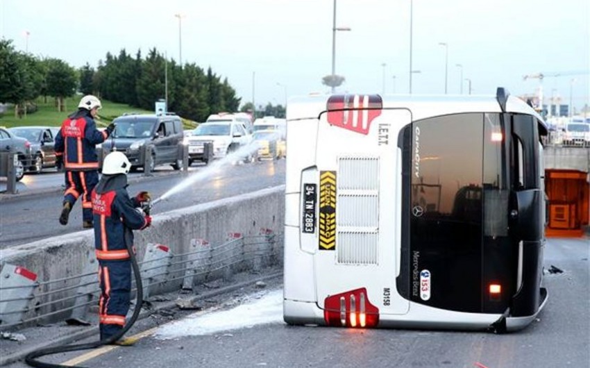 В Стамбуле метробус упал с 5-метровой высоты, 10 человек ранены