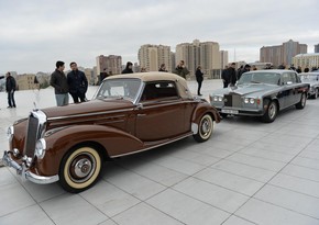 Baku hosts retro car parade on the National Flag Day - PHOTO REPORT