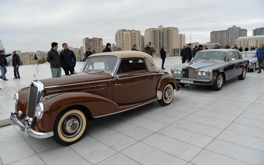 Baku hosts retro car parade on the National Flag Day - PHOTO REPORT