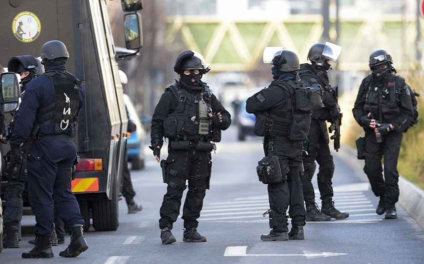 Antiterrorist operation carried out after discovering explosives in Paris suburbs
