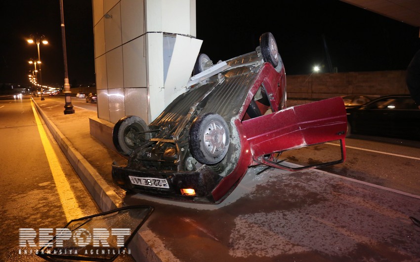 В центре Баку перевернулся легковой автомобиль, есть погибшие и раненые - ФОТО -ВИДЕО
