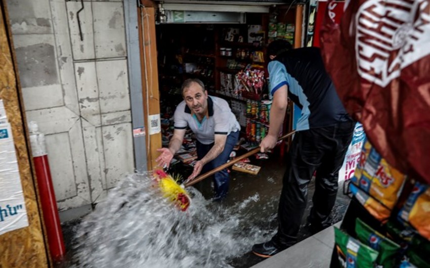İstanbulda leysan yağıb, metro stansiyalarını və küçələri su basıb - VİDEO