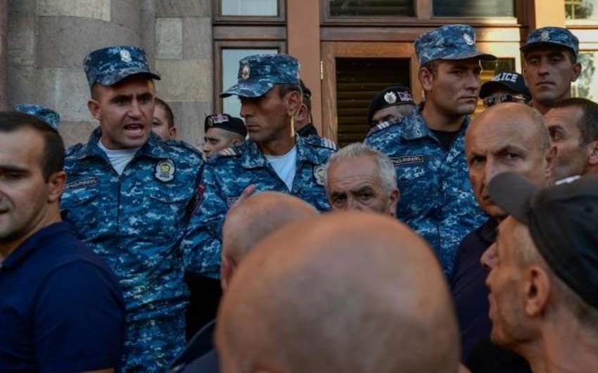 В Ереване полиция задержала 350 протестующих