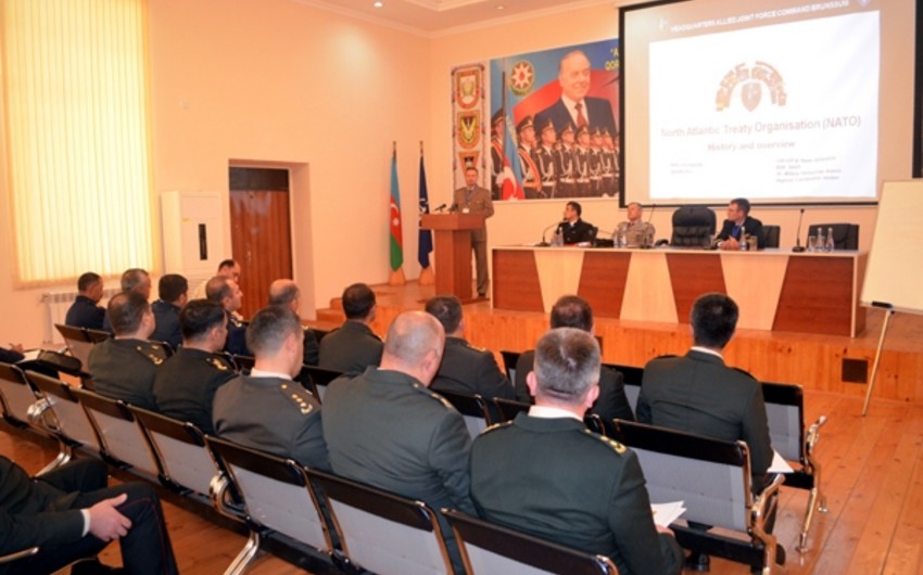 Мобильная учебная группа НАТО проводит семинар в Баку