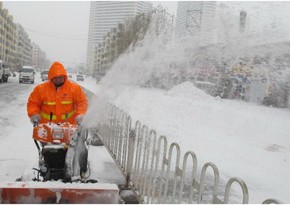 Cнегопады парализовали движение транспорта на севере Японии