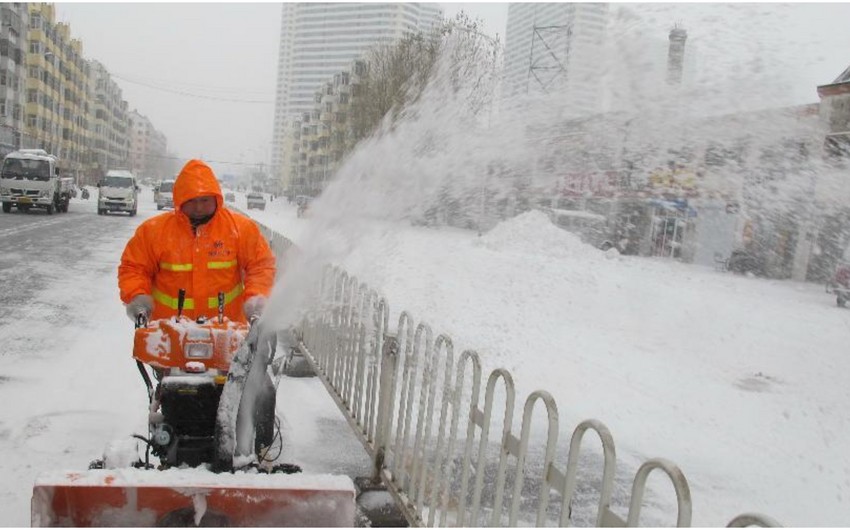 Cнегопады парализовали движение транспорта на севере Японии