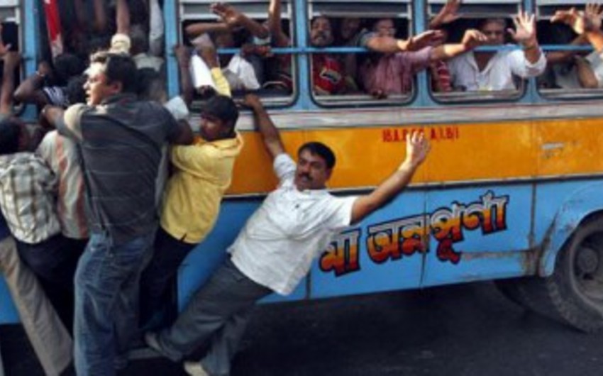 ​Hindistanda avtobus dərəyə aşıb, 8 nəfər ölüb