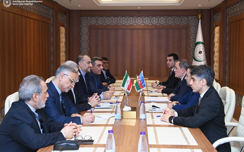 Главы МИД Азербайджана и Ирана провели встречу в Джидде
