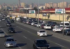 На ряде улиц и проспектов Баку затруднено движение транспорта