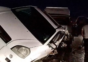 В Баку столкнулись грузовик и легковой автомобиль