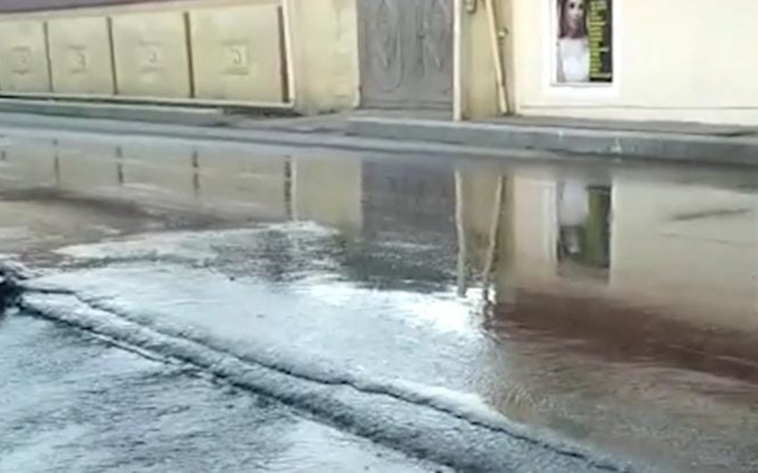 В Губинском районе лопнул водопровод, затруднено движение на близлежащей дороге