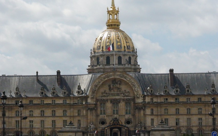 Soldier shot dead armed man tried to enter Paris museum