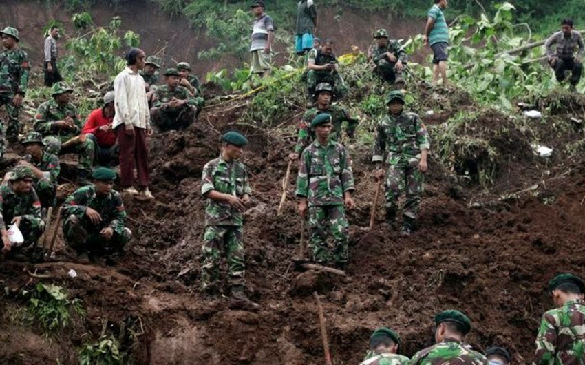 В результате обрушения шахты в Индонезии под завалами могут находится 12 человек
