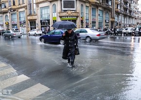 Дождь создал проблемы в центре Баку - ВИДЕОРЕПОРТАЖ