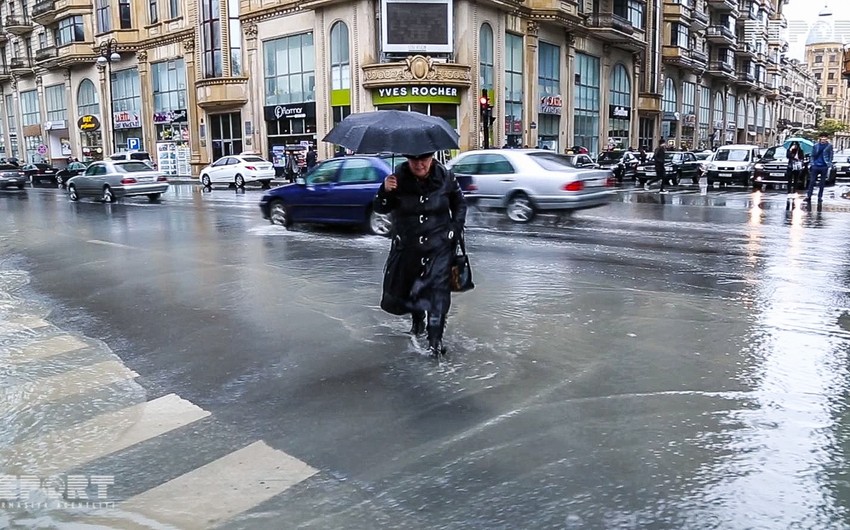 Дождь создал проблемы в центре Баку - ВИДЕОРЕПОРТАЖ