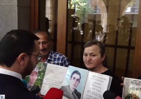 Родные погибших армянских военных провели акцию протеста у здания правительства