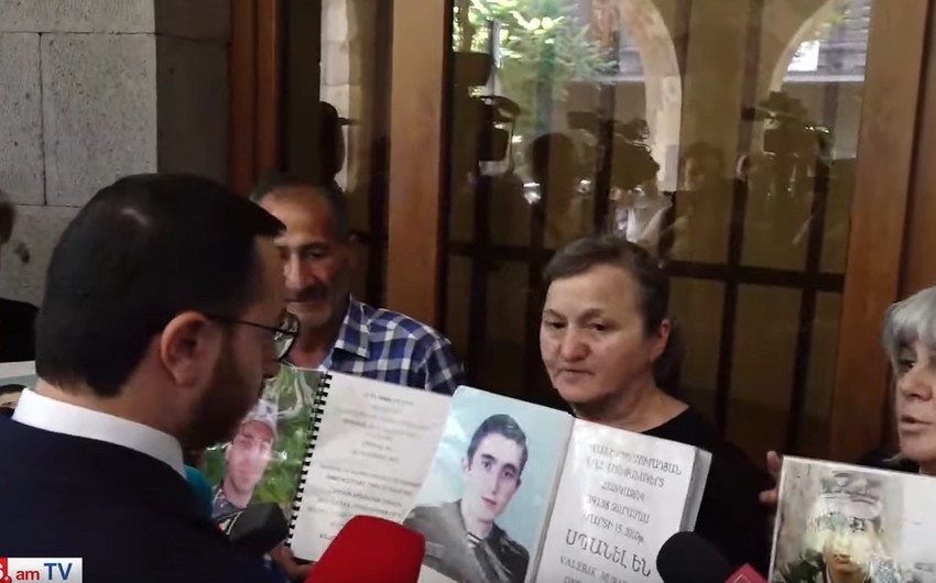 Families of fallen Armenian soldiers stage protest at government building