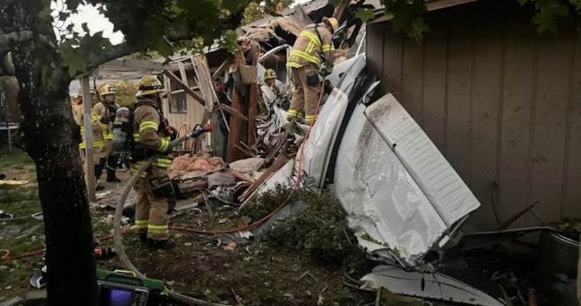 В США самолет врезался в жилой дом, погибли два человека