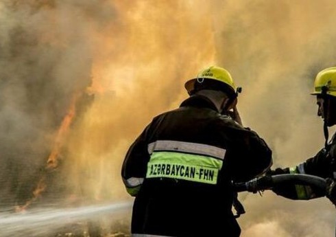 В Баку пожарные эвакуировали жителей здания из-за пожара