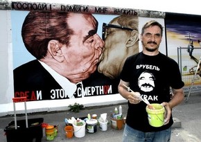 Умер автор знаменитого граффити с Брежневым