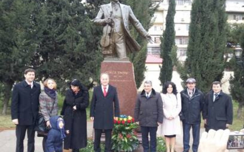 В Баку состоялась церемония возложения цветов к памятнику выдающегося румынского музыканта Джордже Энеску