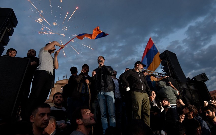 Protesters in Yerevan march to government building