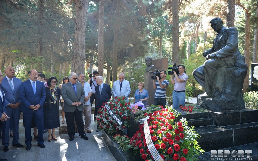 В связи с Днем национальной музыки посетили могилу Узеира Гаджибекова