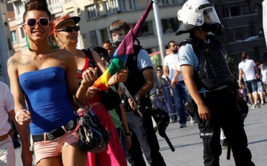 ​İstanbulda cinsi azlıqların paradı polis tərəfindən dağıdılıb