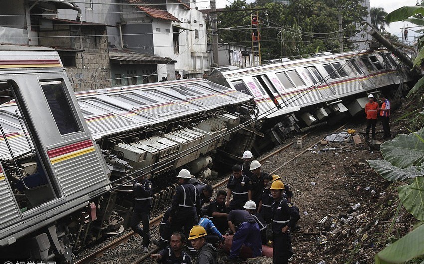 В Индонезии поезд сошёл с рельсов, пострадали не менее 17 человек - ФОТО