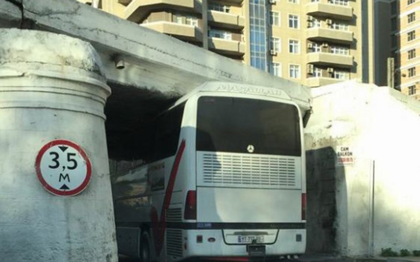 В Баку пассажирский автобус застрял под мостом - ФОТО