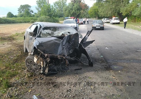 В Огузе автомобиль врезался в дерево, есть погибшие и пострадавшие - ВИДЕО