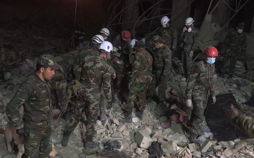 Спасатели вытащили из-под завалов в Гяндже 52 раненых и 13 трупов