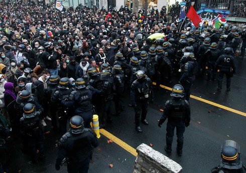 На акции протеста во Франции вышли 121 тысяч человек