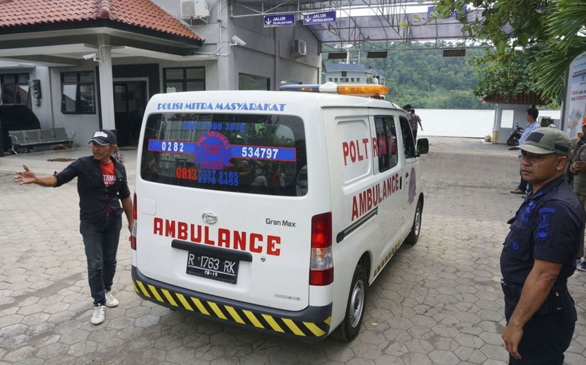 В Индонезии туристический автобус упал в ущелье, погибли 17 человек