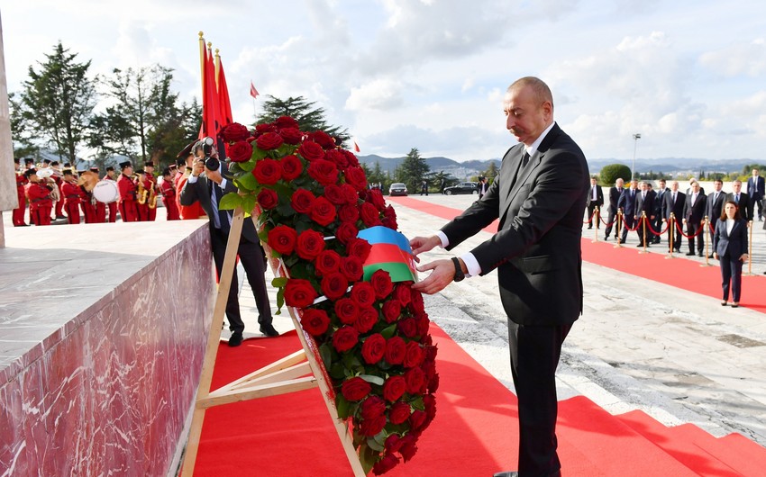 Президент Ильхам Алиев посетил монумент Мать Албания в Тиране