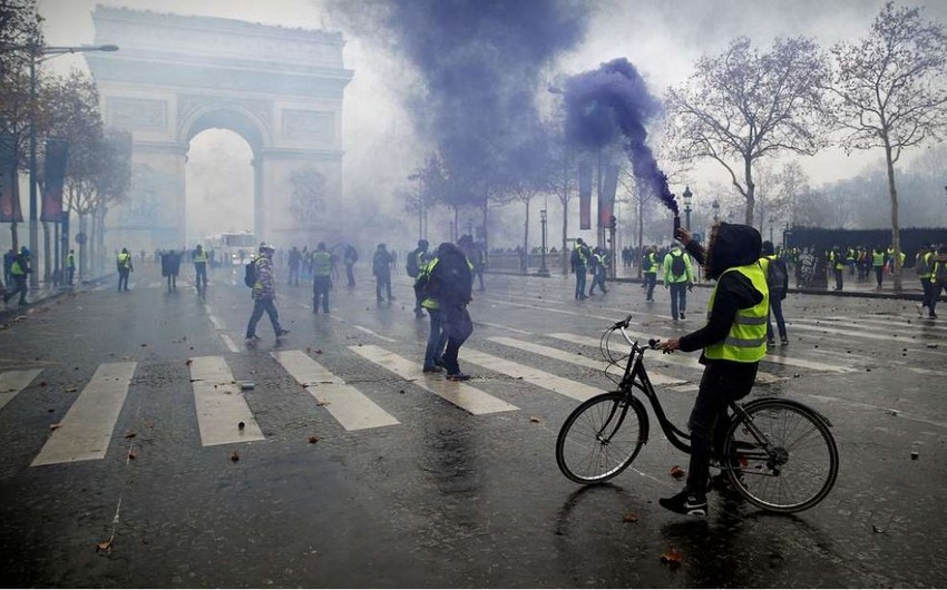 Parisdə sarı jiletlilərin keçirdiyi aksiyada 28 nəfər saxlanılıb