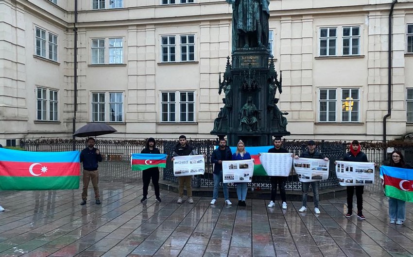 Азербайджанцы провели в Праге пикет в знак протеста против провокаций Армении