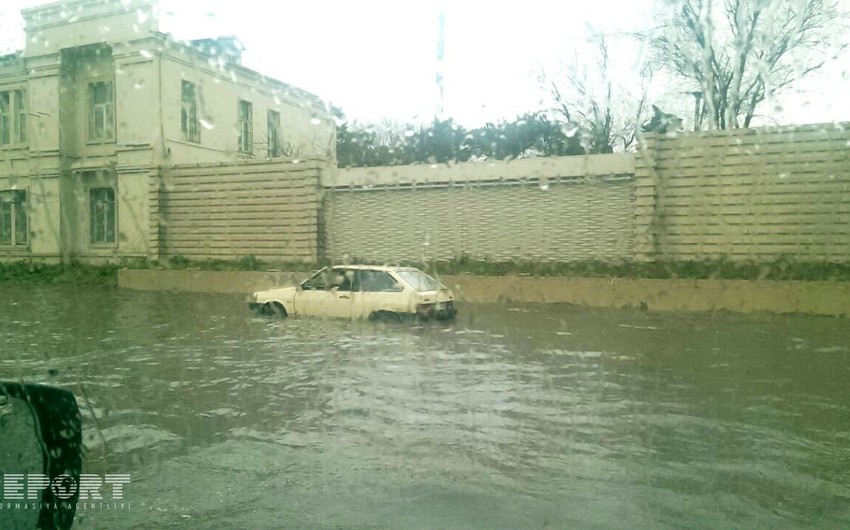 В Бинагадинском районе затопило частные дворы