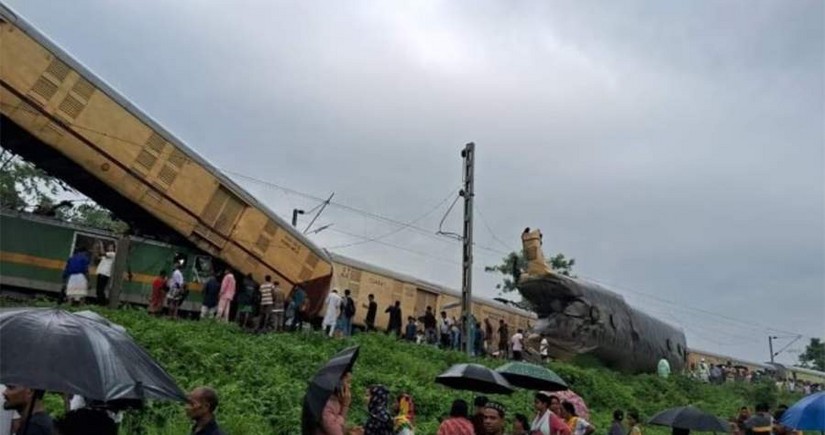 Число погибших в железнодорожной катастрофе в Индии увеличилось до 15