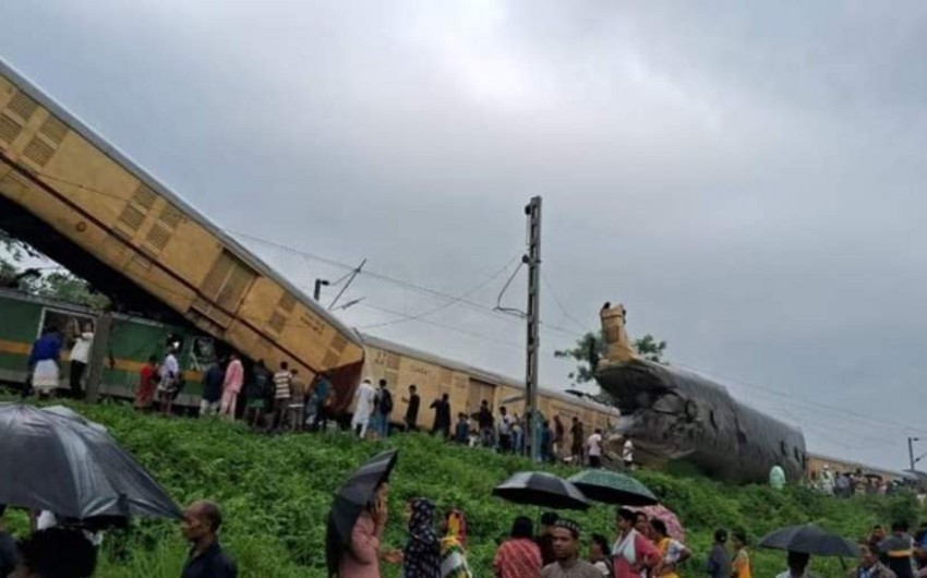 Число погибших в железнодорожной катастрофе в Индии увеличилось до 15